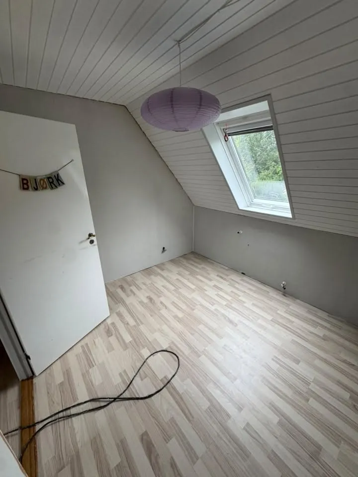 Lyst værelse med ovenlysvindue