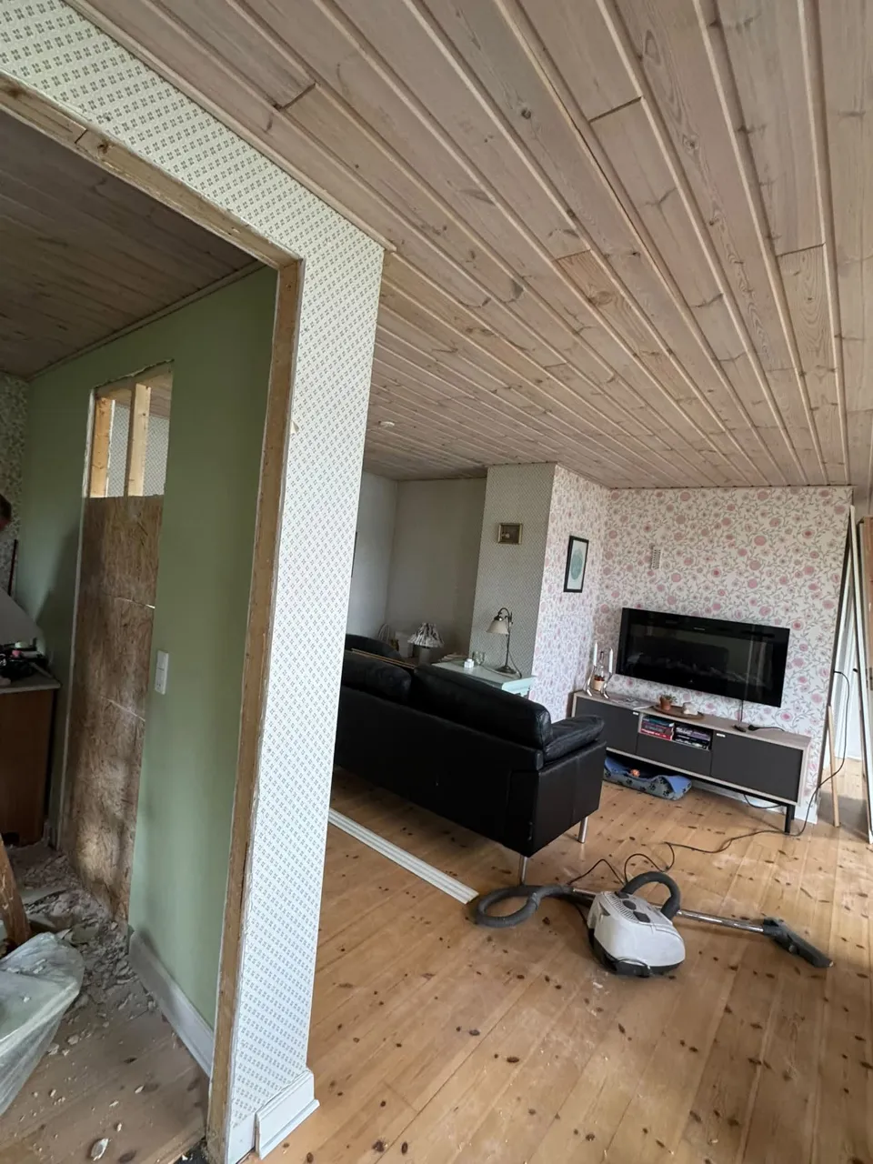 Åbent dørhul ind til stue under arbejdet