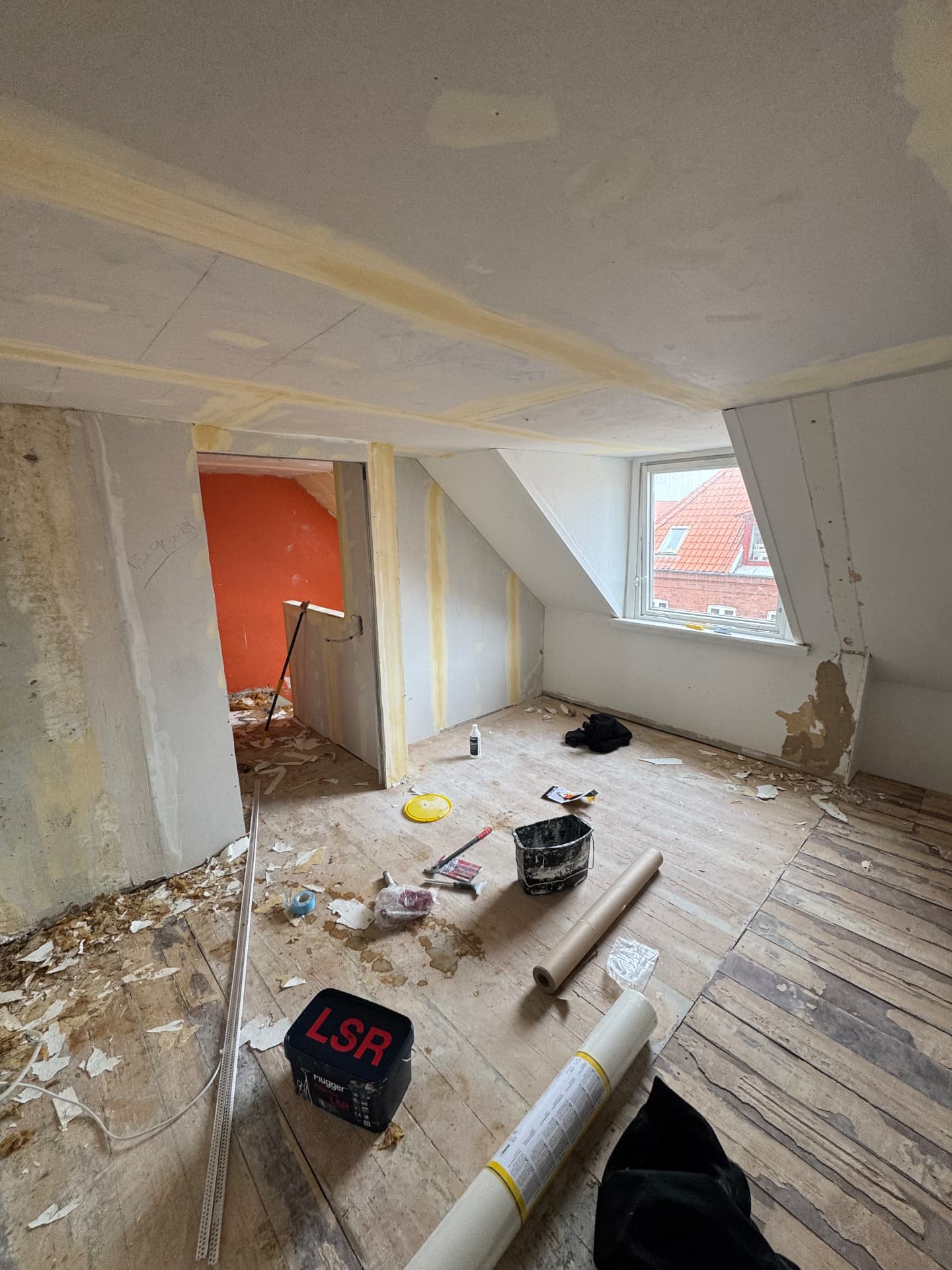 Før — værelse under totalrenovering