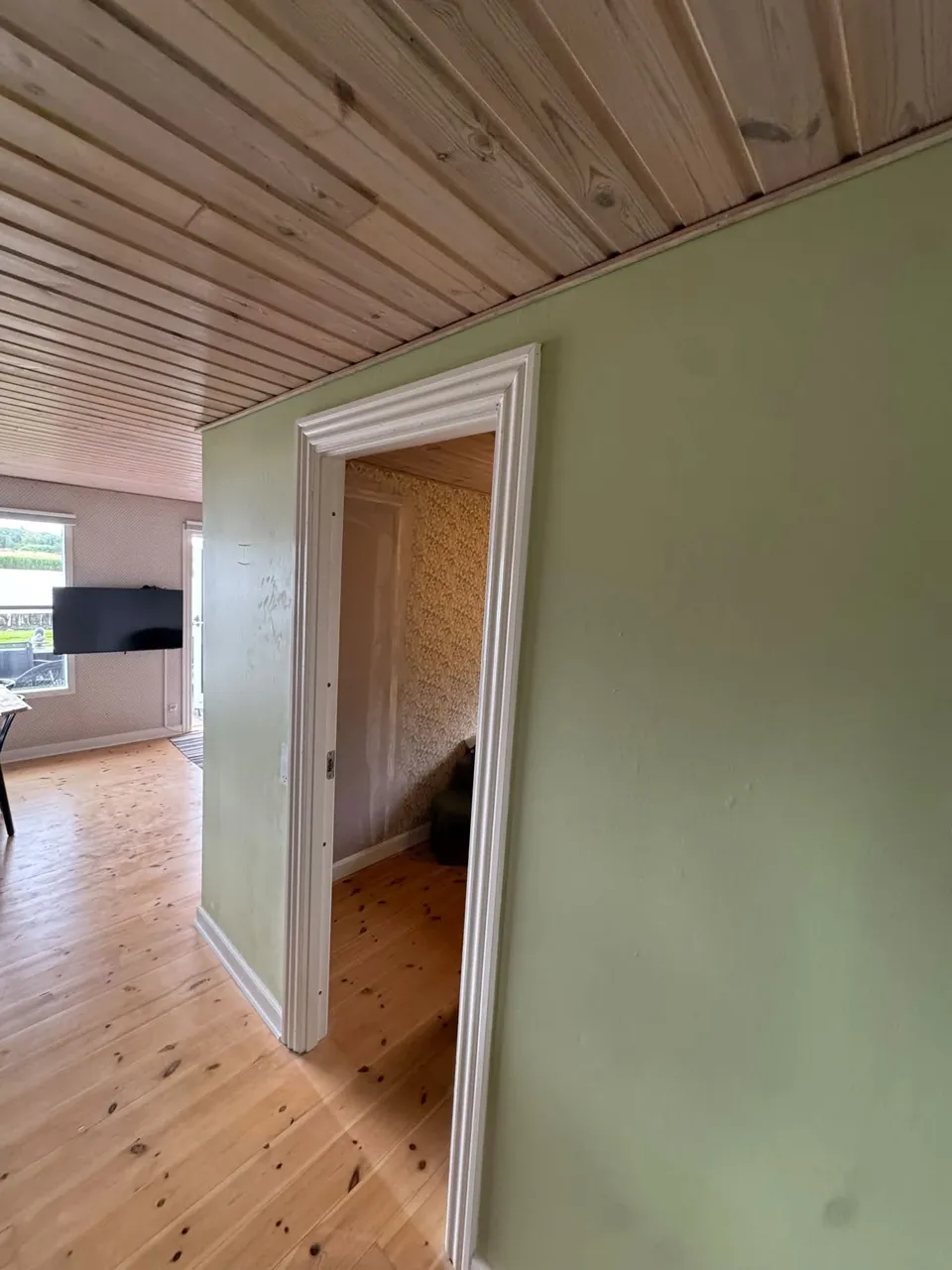 Dør med indfatning set fra stuen