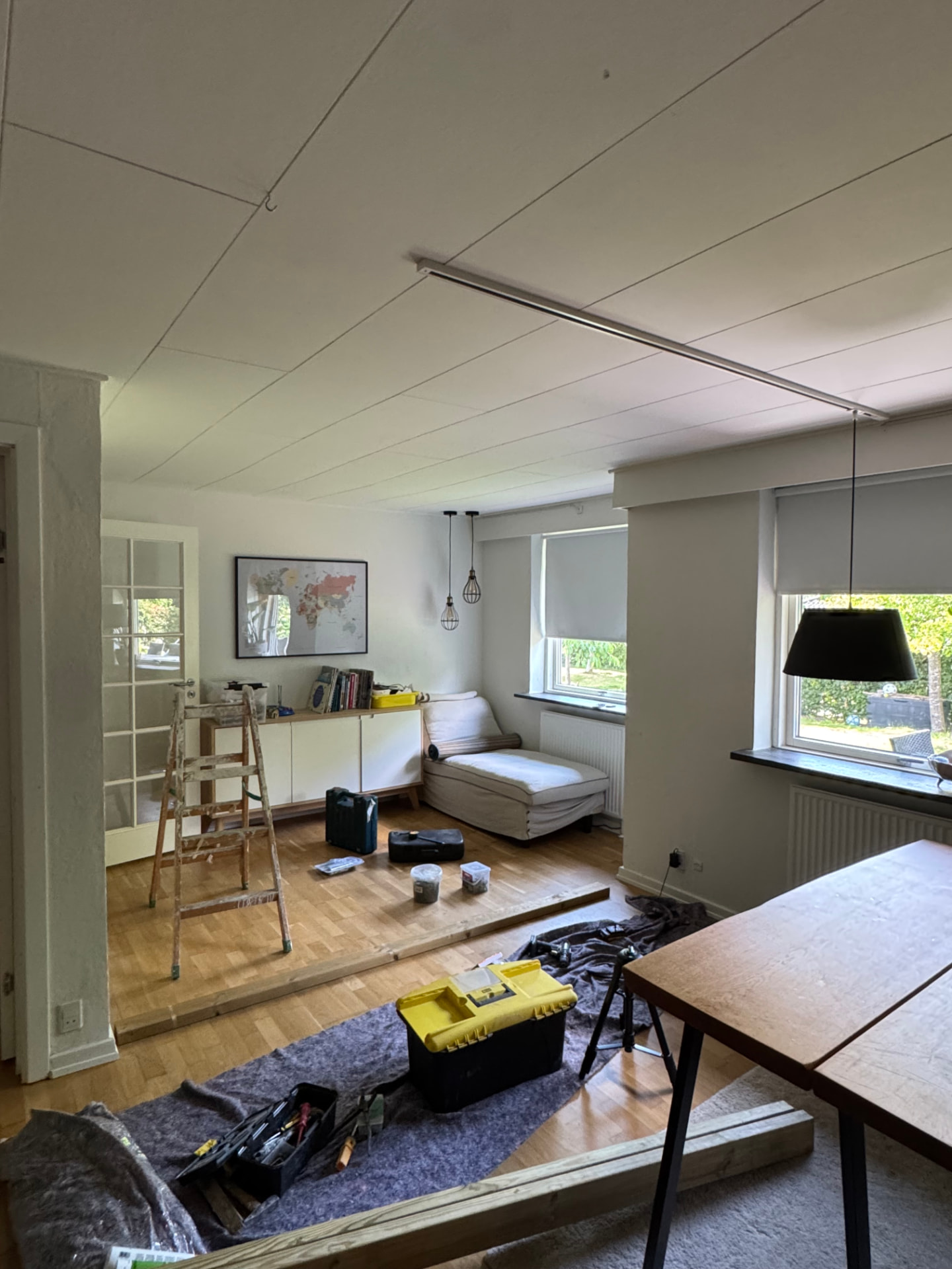 Færdigmalet stue med loft og vægge