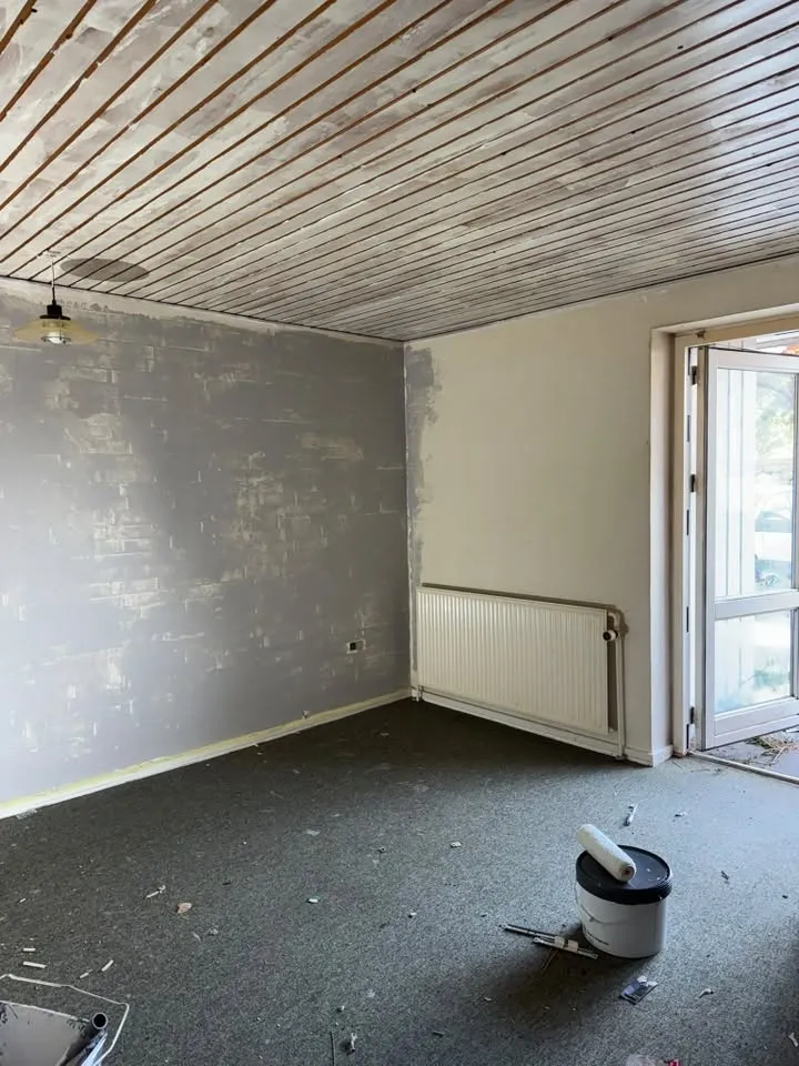 Rum under renovering med rå gulv
