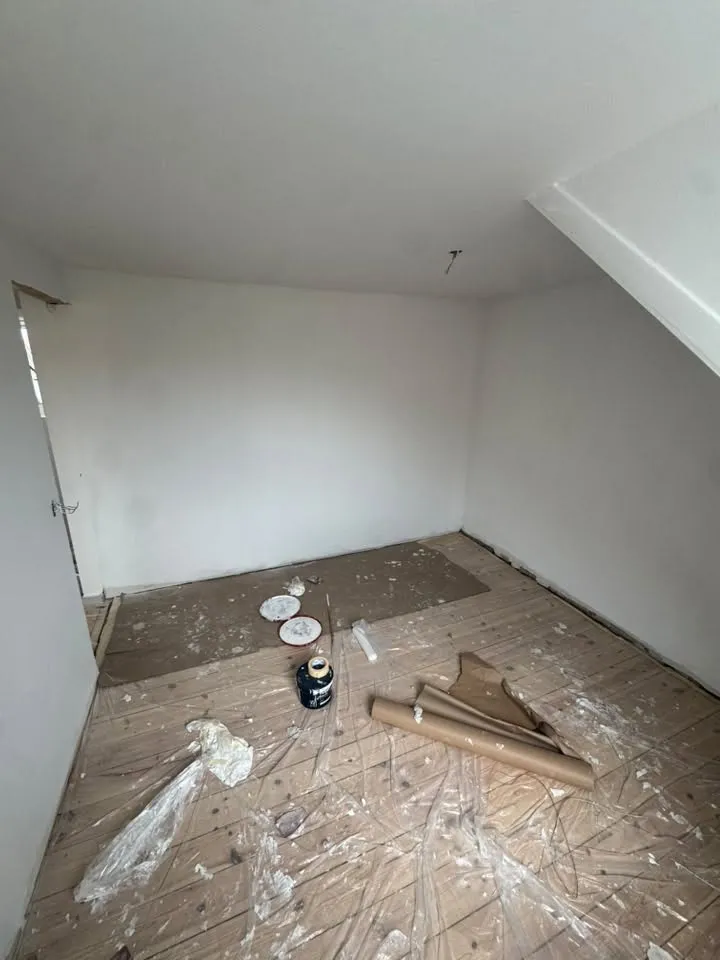Værelse malet hvidt med afdækning
