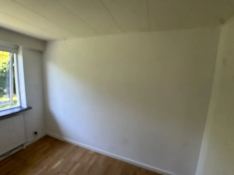 Glat lys væg efter arbejdet