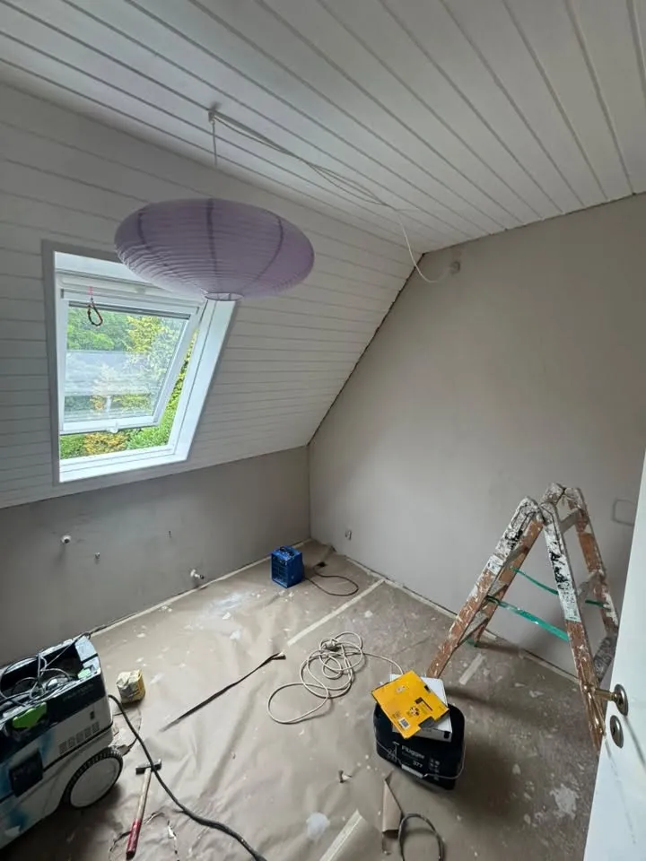 Værelse under arbejdet med stige og værktøj