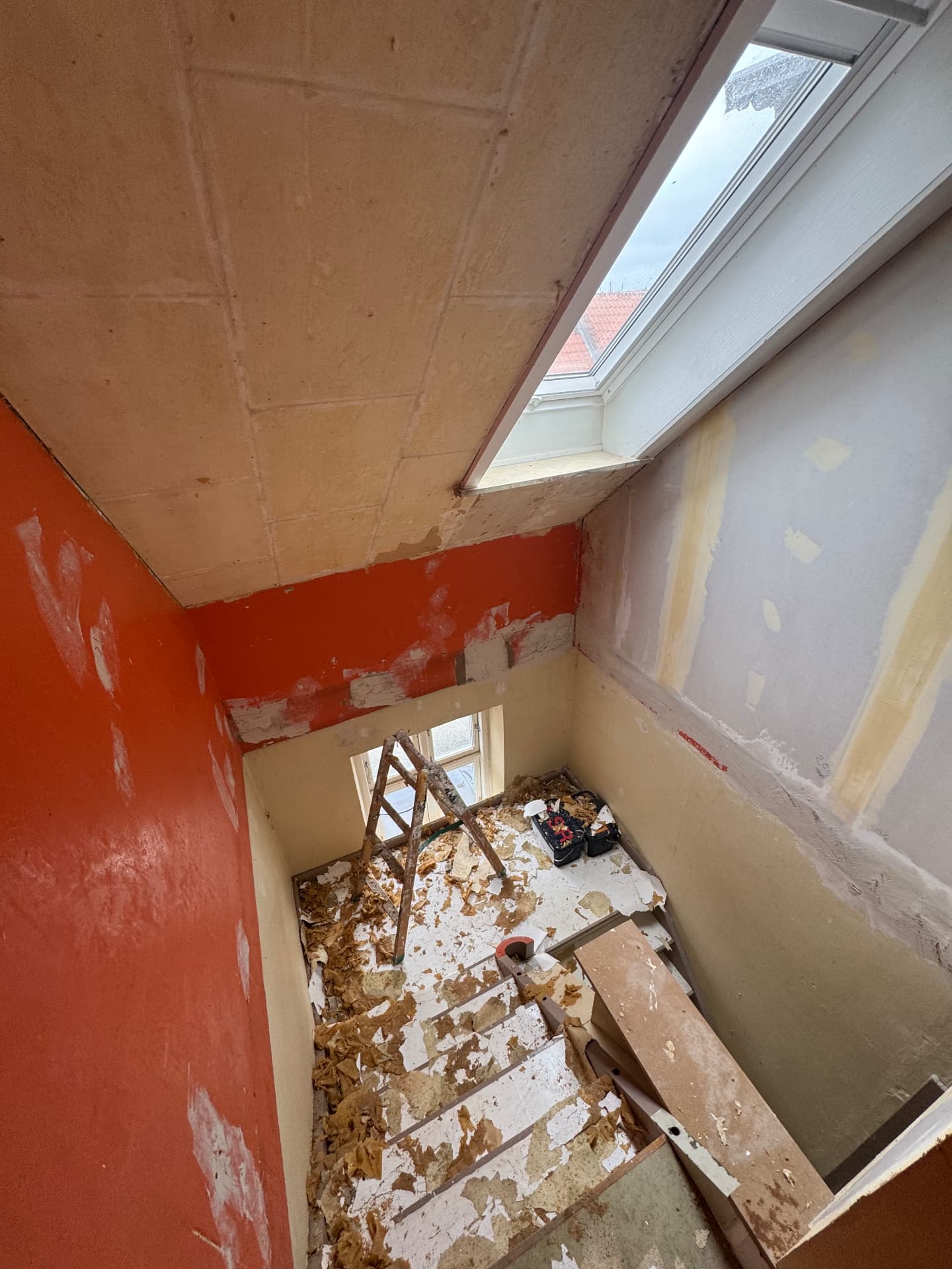 Før — trappeopgang under renovering