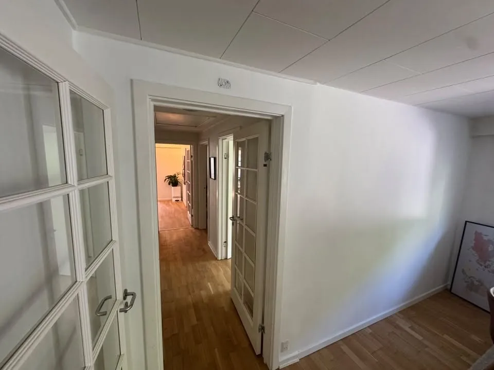 Lys væg ved dobbeltdør ud til gang