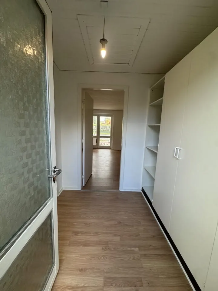 Entré set gennem glasdør