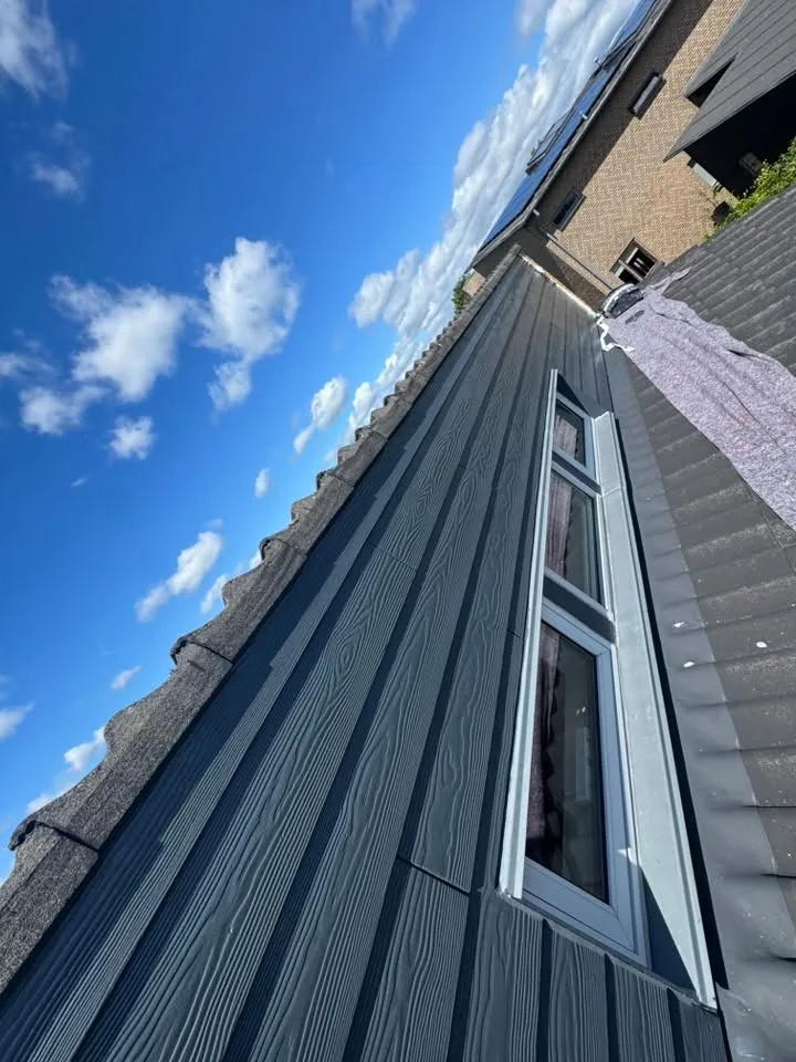 Facadebeklædning og vinduesramme set nedefra