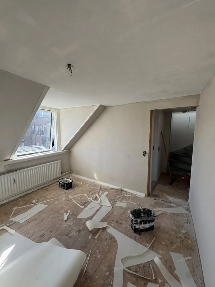 Loftværelse med afdækning og malergrej