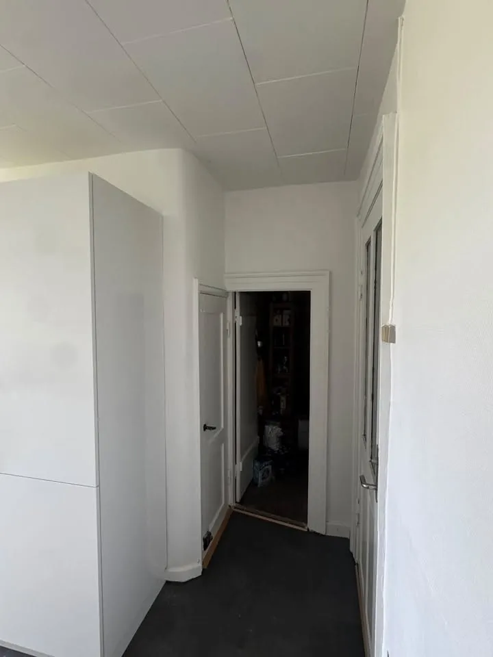 Hjørne med hvide vægge ved dør