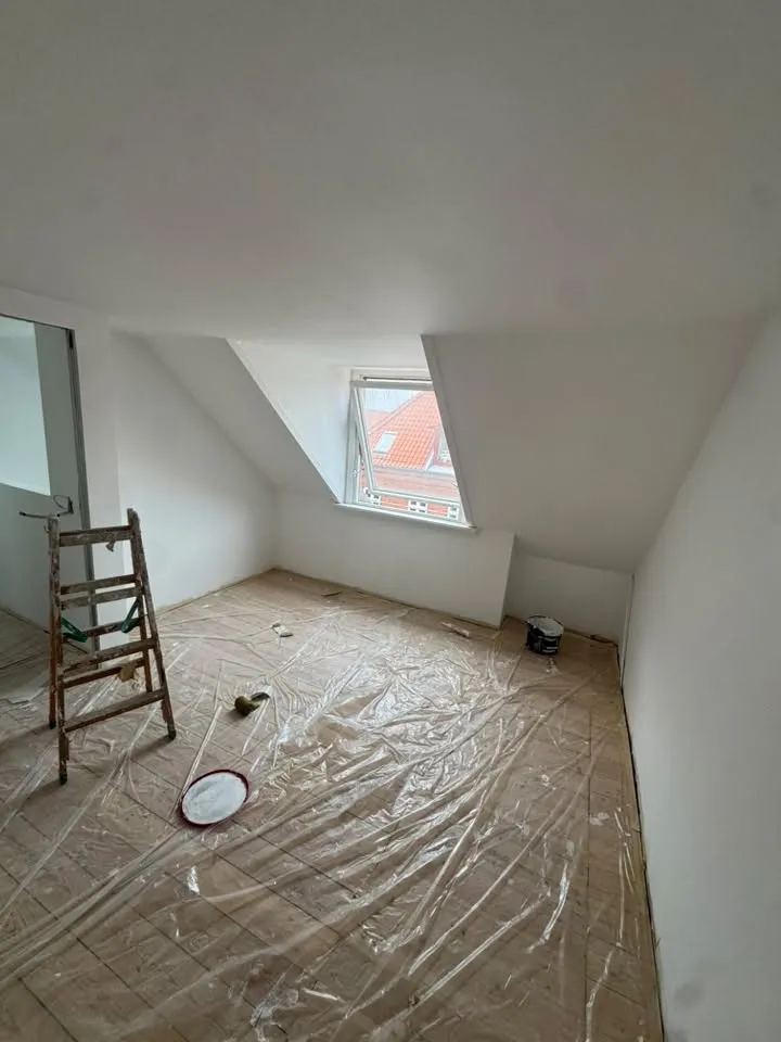 Lyst værelse med kvist og afdækning