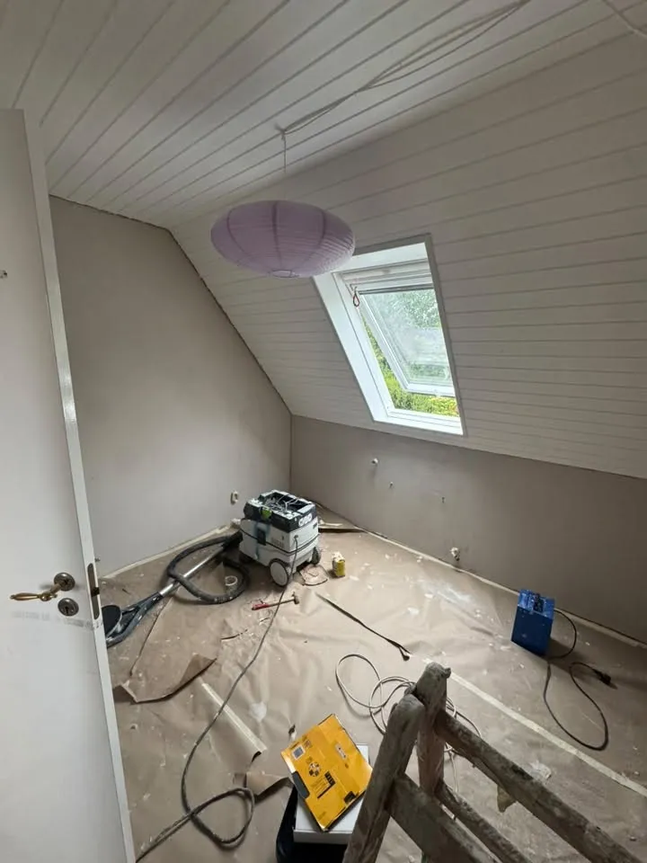 Værelse med afdækning og værktøj