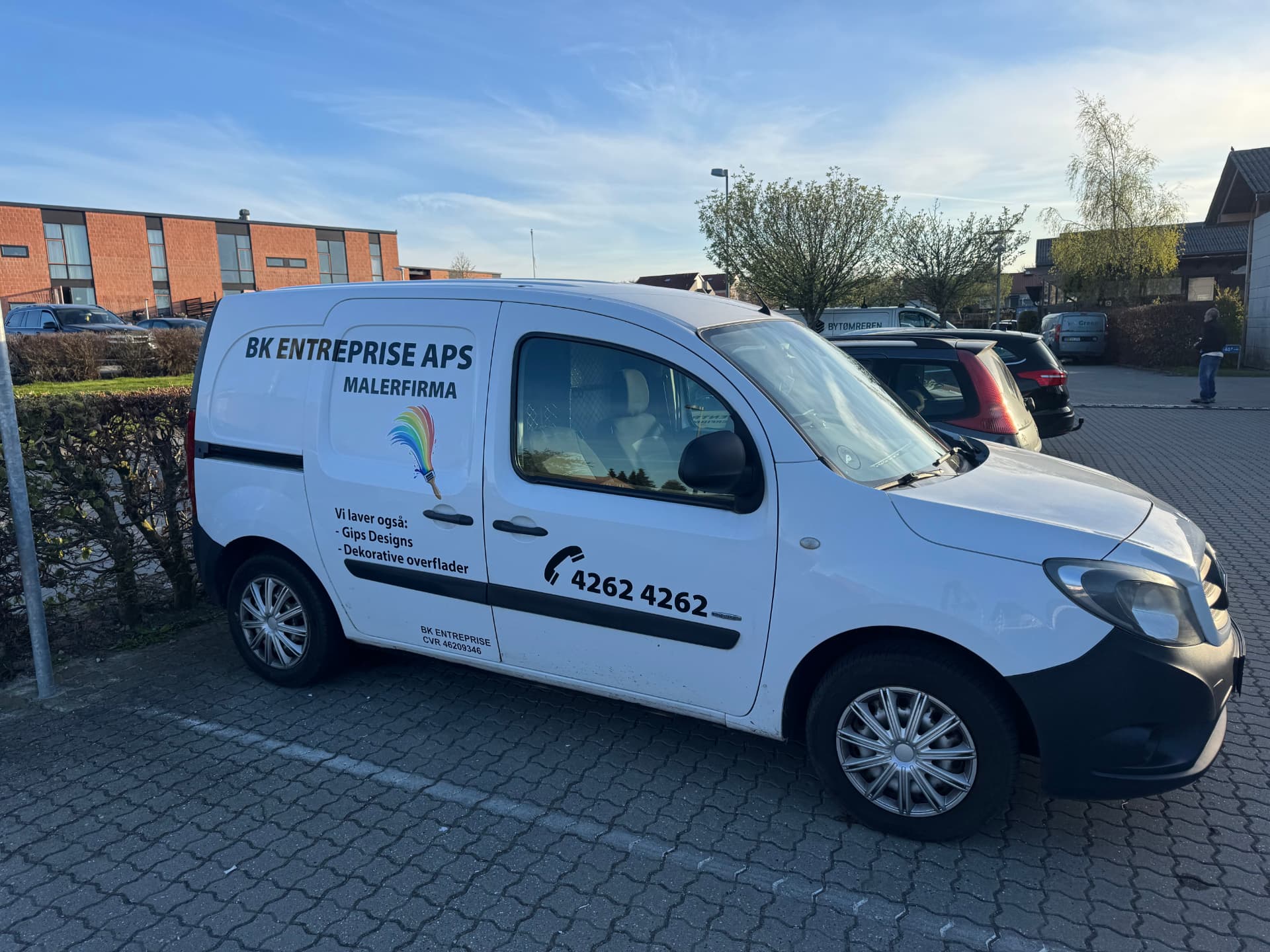 BK Entreprise ApS firmabil med logo og telefonnummer
