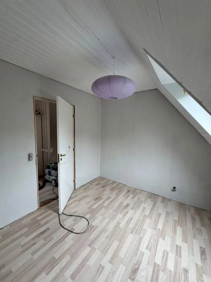 Værelse med åben dør og skråloft
