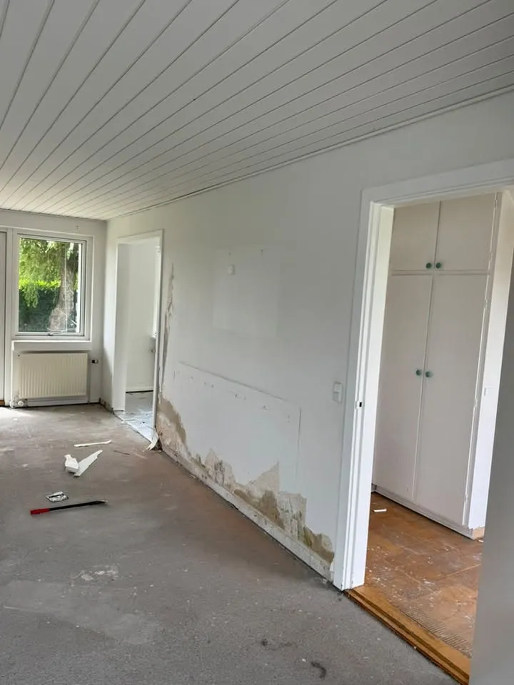 Væg med fugtskader ved dør under klargøring